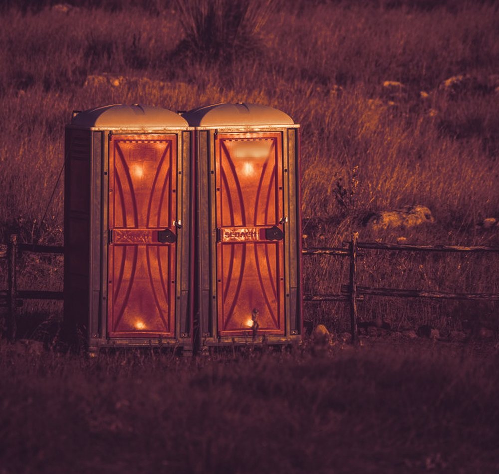 Deux cabines sanitaires autonomes installées sur un terrain sans eau ni électricité